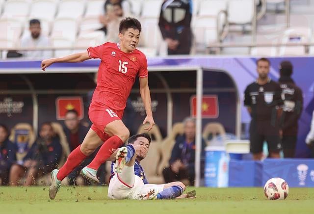 1708223399637057757.jpg 10-越南队年龄最小、出生于2004年的15号阮庭北为球队攻入本届亚洲杯赛上的第一球.jpg